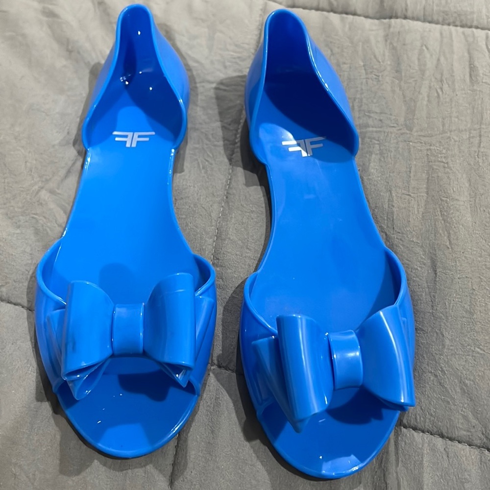 Jelly flats with a cute bien in front size 36